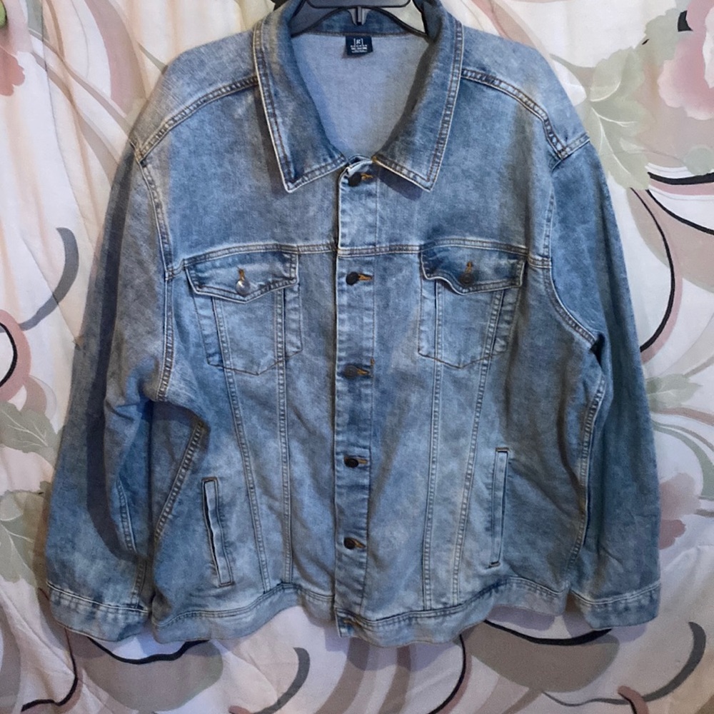 Light wash jeans jacket with six pockets. Four on the outside two on the inside